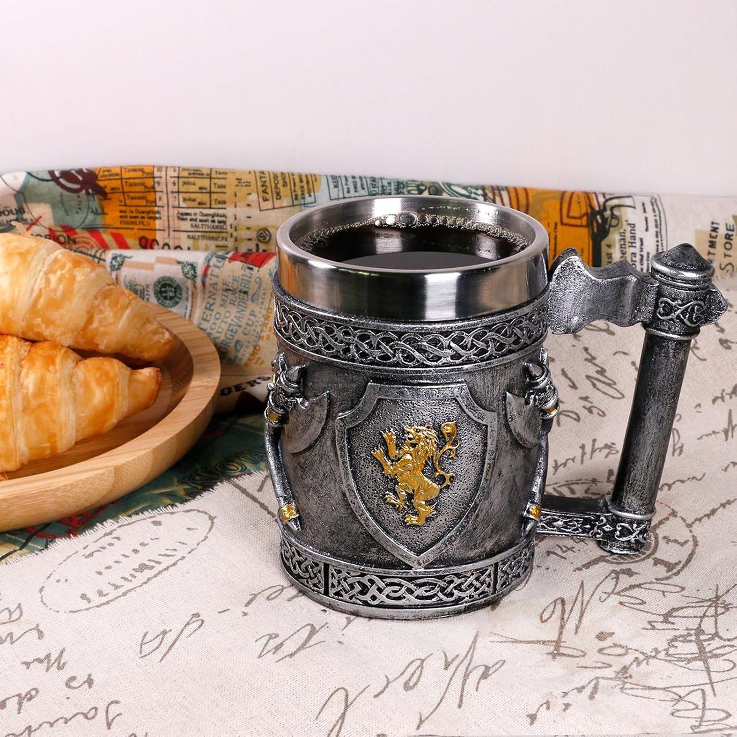 Medieval Viking Axes Mug Gifts for Men, English Gold Lion Shields Beer Steins Tankard Stainless Coffee Cup Renaissance Art Norse Decor Home Kitchen Party Decoration Drinkware