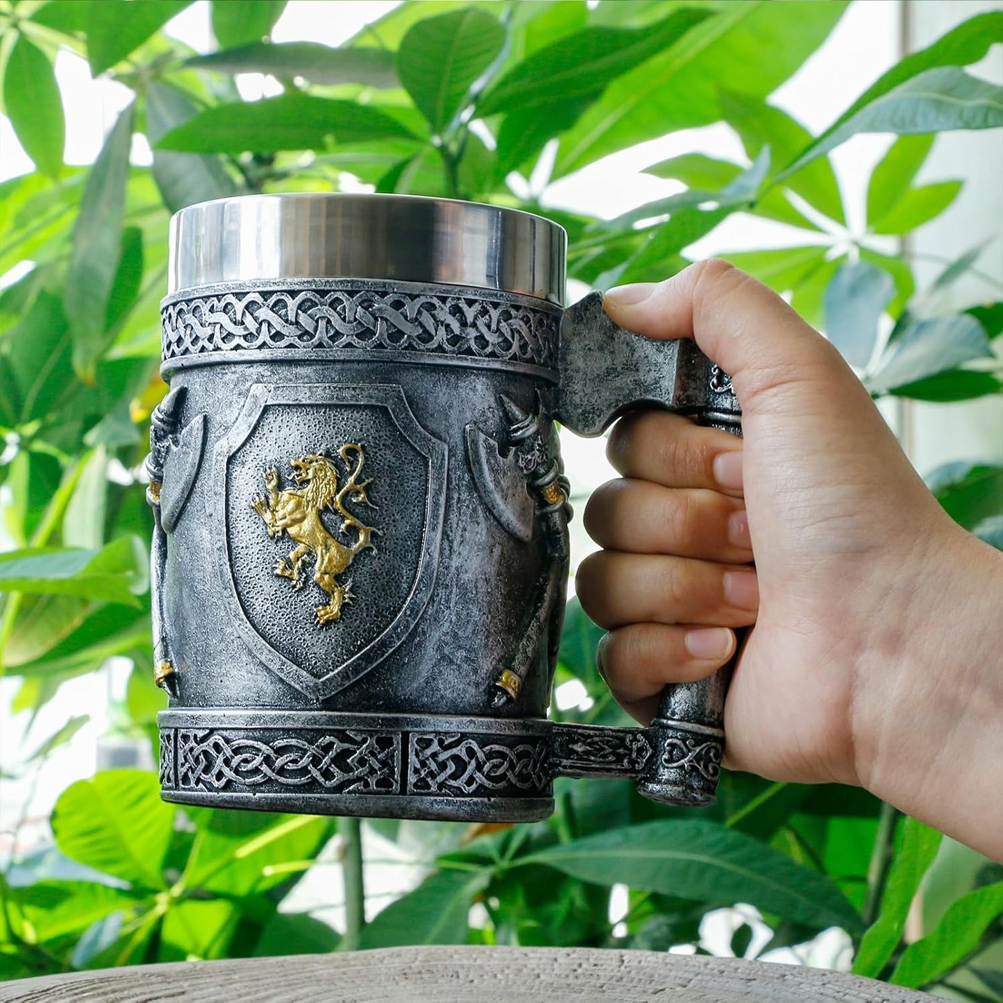 alikiki Large Medieval Axes Tankard Mug 21oz - Kingdom Of England Lion Heart Crest Beer Stein Stainless Coffee Cup Gifts for Men Renaissance Art Norse Decor Home Kitchen Party Decoration